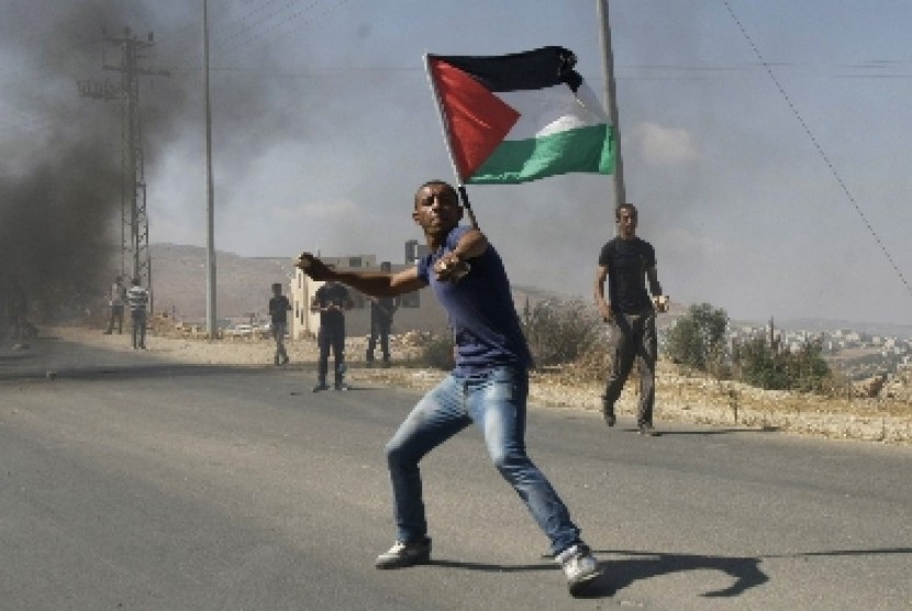 Warga Gaza tengah bentrol dengan tentara Israel. 