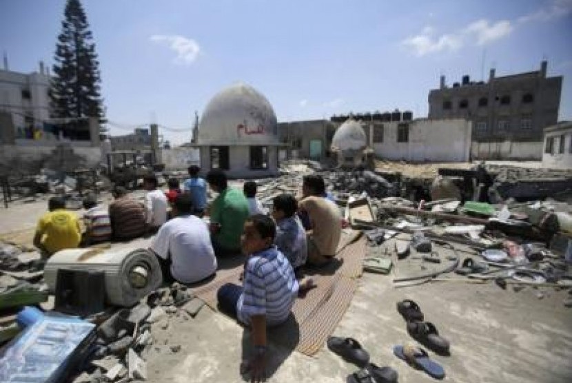 Warga Gaza tengah melaksanakan shalat