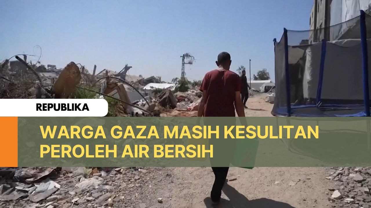 Warga Gaza tengah membawa dirigen air bersih