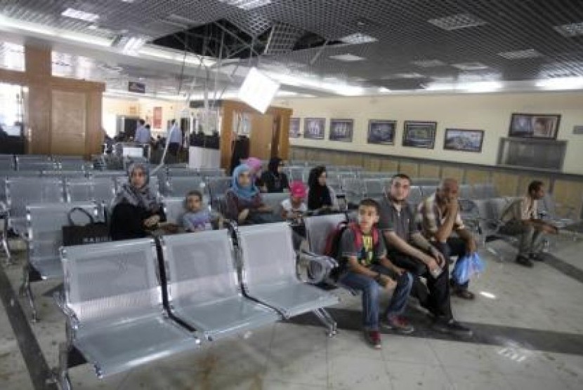 Warga Gaza tengah menunggu di ruangan imigrasi perbatasan Gaaz-Mesir di Rafah.