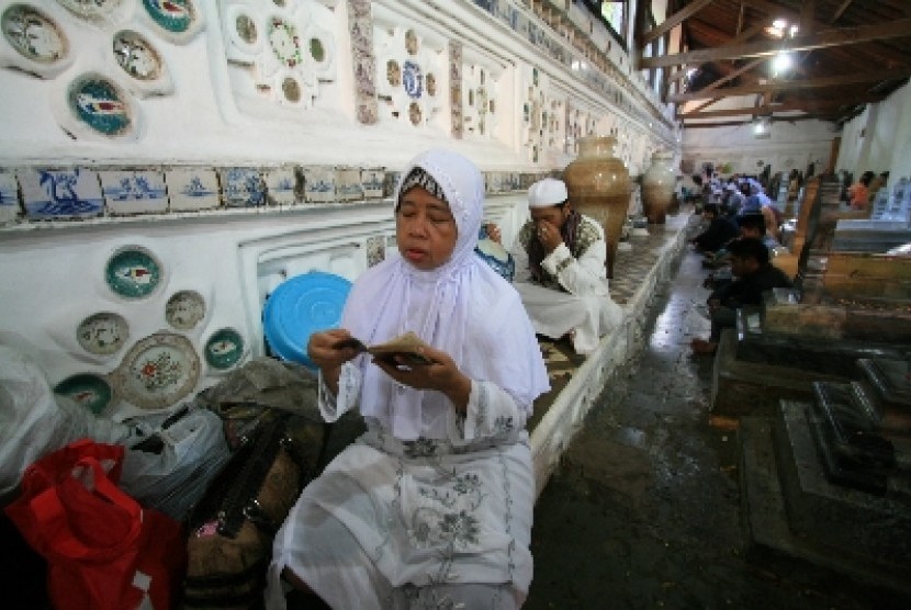 Warga gelar doa bersama di acara Grebeg Syawal di kompleks pemakaman Sunan Gunung Jati, Cirebon