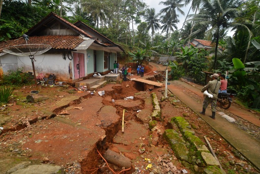 Warga gotong royong membersihkan halaman yang terdampak bencana pergerakan tanah di Desa Kalijati, Kabupaten Pangandaran, Jawa Barat, Ahad (8/10).