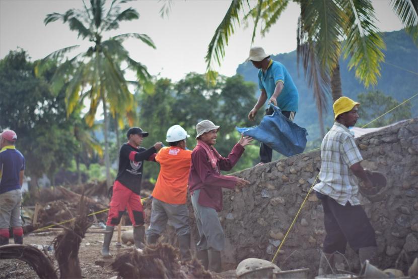 Warga gotong royong untuk pembangunan jembatan gantung di Desa Cipanas, Kecamatan Cipanas, Kabupaten Lebak.