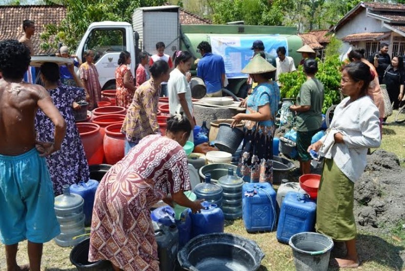 Warga Grobogan menerima bantuan air bersih.