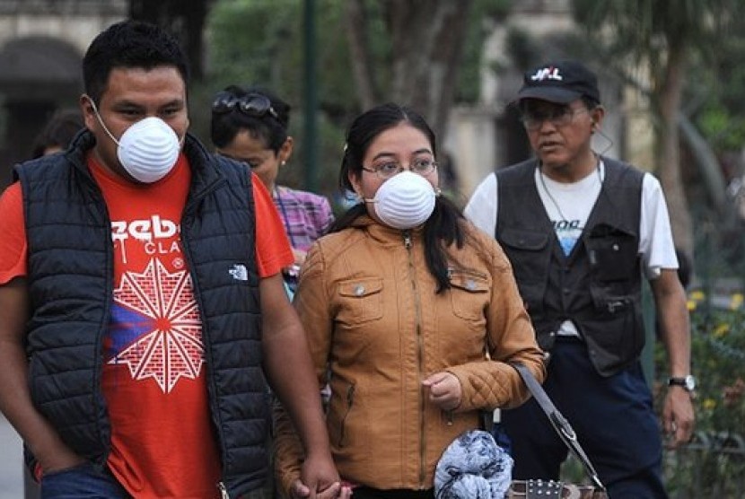 Warga Guatemala menggunakan masker untuk melindungi diri dari abu vulkanik