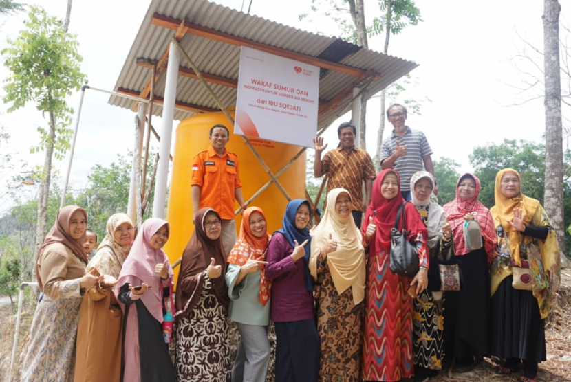 Warga Gunung Kidul Soejati, melalui program wakaf sumber air Rumah Zakat bekerja sama dengan Omah Sinau menyalurkan bantuan berupa wakaf sumur dan infrastruktur sumber air bersih, Senin (25/11)