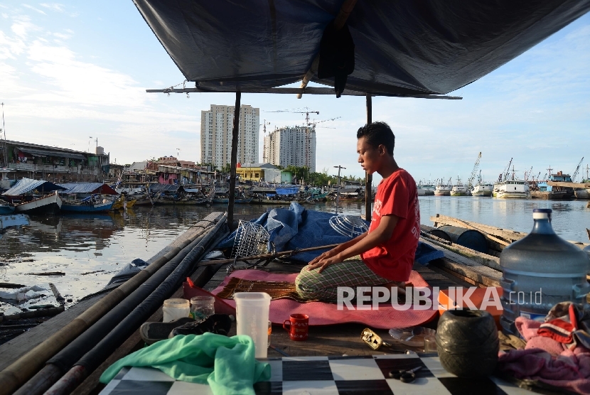 Warga gusuran melaksanakan sholat di atas perahu di kawasan Pasar Ikan, Luar Batang, Jakarta Utara, Selasa (12/4). (Republika/ Yasin Habibi) 