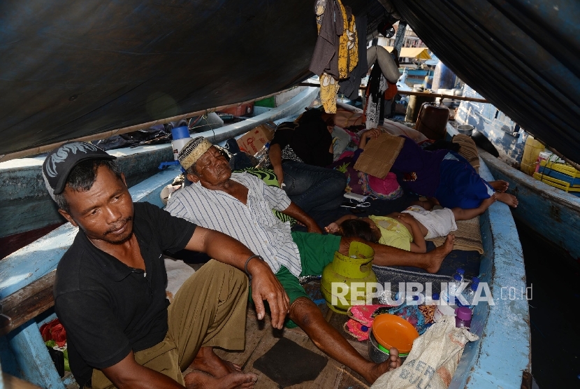 Warga gusuran Pasar Ikan, Luar Batang, Jakarta Utara bertahan di atas perahu, Selasa (12/4). (Republika/ Yasin Habibi)