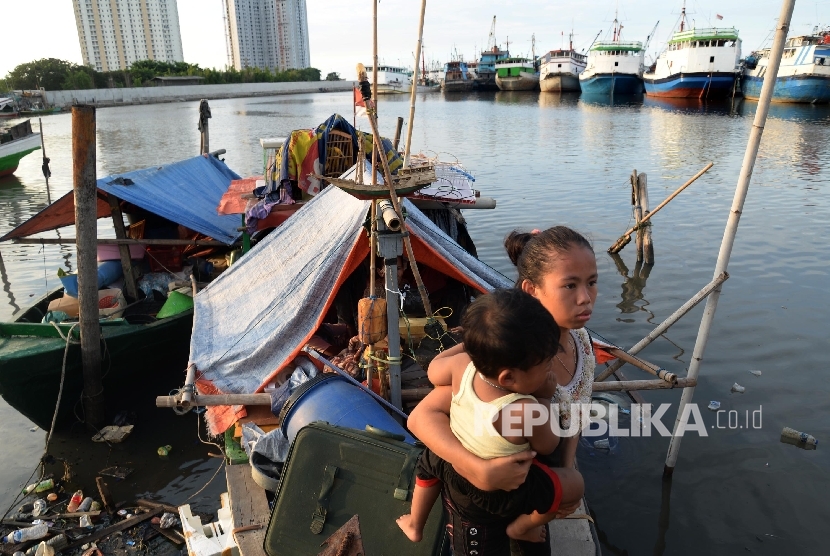 Warga gusuran Pasar Ikan, Luar Batang, Jakarta Utara bertahan di atas perahu, Selasa (12/4). (Republika/ Yasin Habibi)