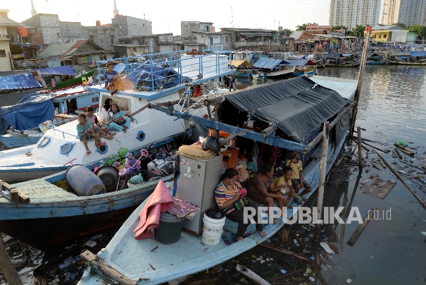 Warga Kampung Luar Batang korban penggusuran melintas diantara reruntuhan di Penjaringan, Jakarta Utara, Selasa (19/4). (Republika/Agung Supriyanto)