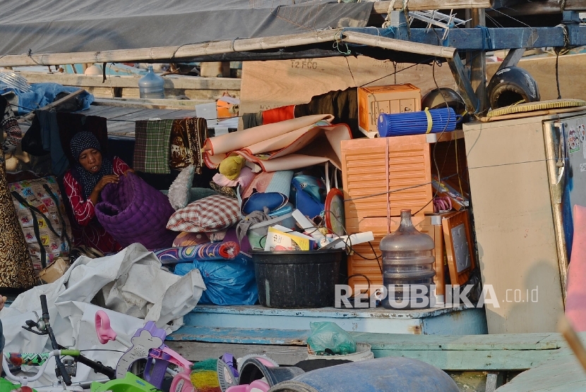 Warga gusuran Pasar Ikan, Luar Batang, Jakarta Utara bertahan di atas perahu, Selasa (12/4). (Republika/ Yasin Habibi)