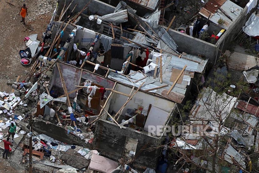Warga Haiti memperbaiki rumahnya yang hancur karena badai dengan material seadanya