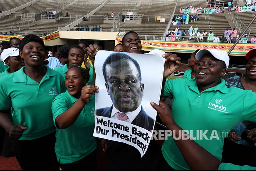 Warga Harare mendatangi stadion tempat Emmerson Mnangagwa diambil sumpahnya sebagai presiden di Harare, Zimbabwe, Jumat (24/11).