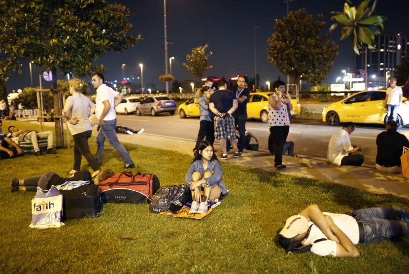 Warga harus rela menunggu karena tertahan akibat aparat kepolisian memblokade sejumlah akses jalan usai terjadinya aksi serangan bom bunuh diri di Bandara Ataturk, Istanbul, Turki, pada Selasa (28/6). 
