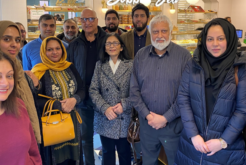Umat Hindu dan Muslim Leicester Gelar Makan Bersama. Warga Hindu dan Muslim akan menggelar acara makan bersama sebagai bagian dari skema mendorong persahabatan antaragama di Leicester, Inggris. 