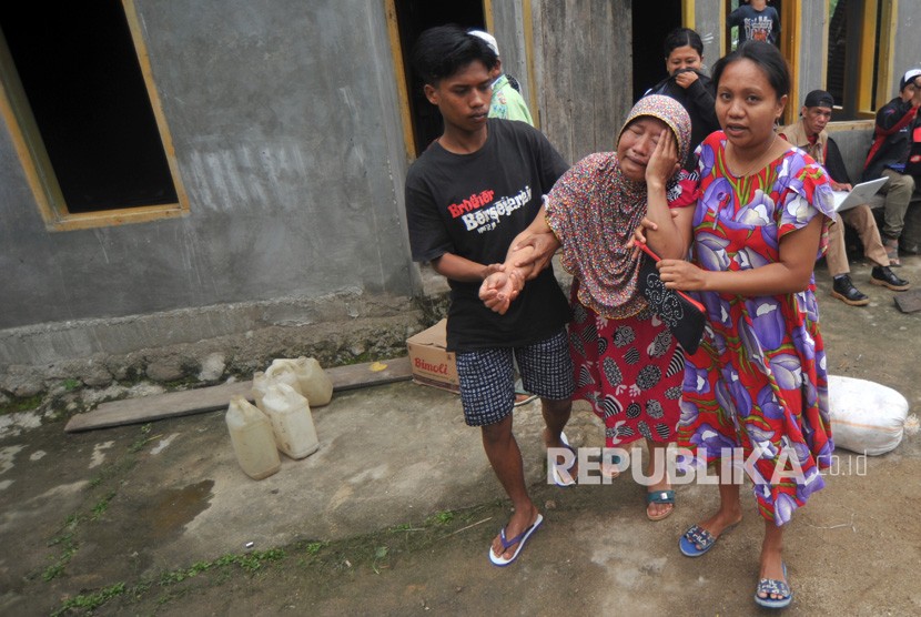 Warga histeris karena rumahnya rusak akibat banjir bandang di Nagari Pakan Raba