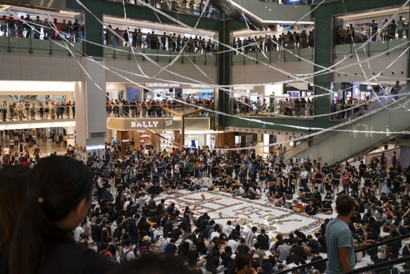 Warga Hong Kong berkumpul di mal di Sha Tin
