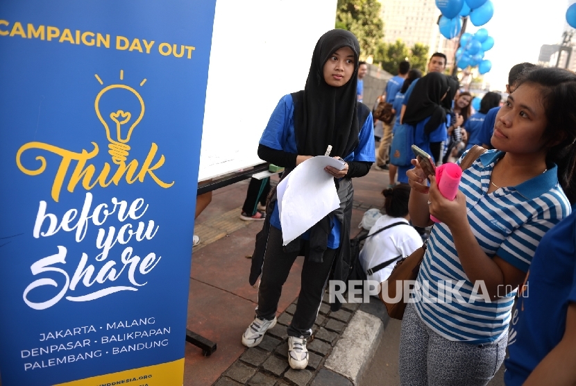 Warga ikut meramaikan kampanye internet sehat untuk anak saat Hari Bebas Kendaraan Bermotor di Jakarta, Ahad (31/7). (Republika/ Wihdan)