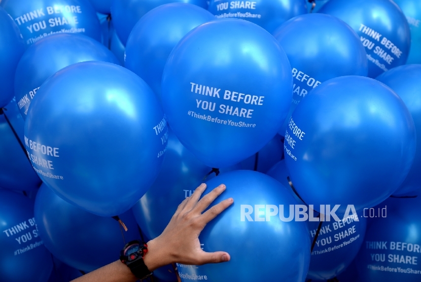 Warga ikut meramaikan kampanye internet sehat untuk anak saat Hari Bebas Kendaraan Bermotor di Jakarta, Ahad (31/7). (Republika/ Wihdan)