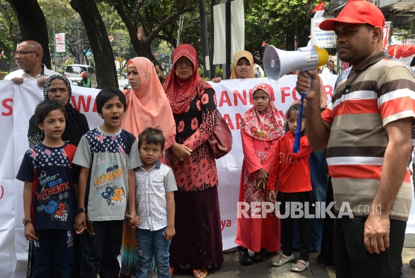  Warga imigran Rohingya melakukan aksi di depan gedung UNHCR, Jakarta, Senin (28/8). 