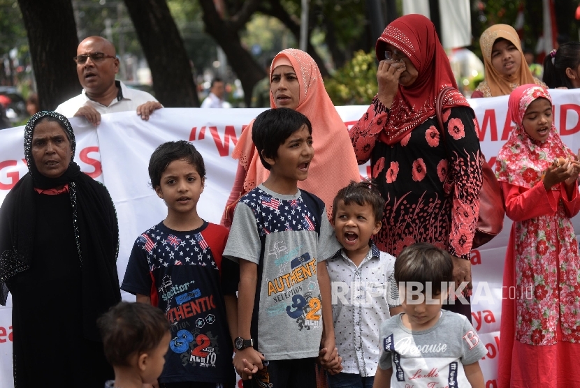 Rohingya's refugee staged a rally in front of the United Nations High Commissioner for Refugees (UNHCR), Jakarta, on Monday (August 28) to stop ethnic cleansing against Muslims in Rohingya.