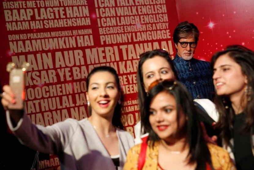 Warga India berswafoto dengan patung lilin aktor Bollywood Amitabh Bachchan di Museum Madame Tussauds di New Delhi, 12 Januari 2016.