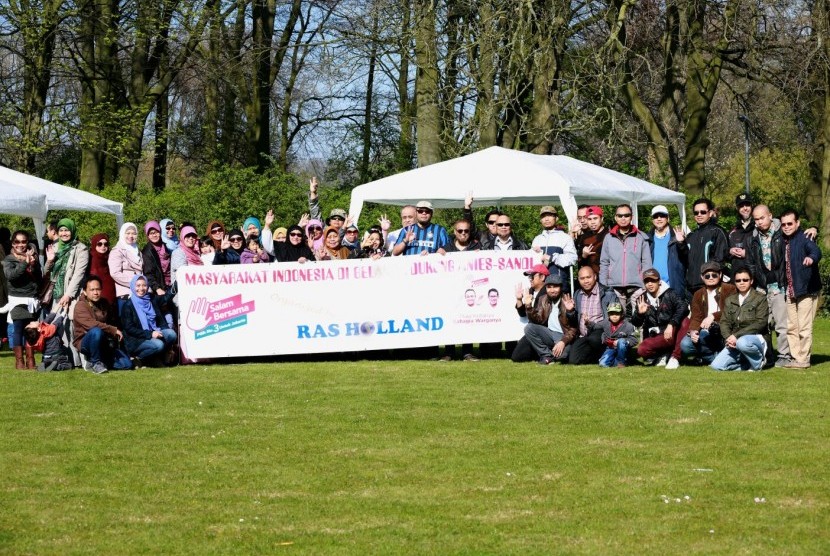 Warga Indonesia dari berbagai kota di Belanda mengikuti gathering Relawan Anies-Sandi (RAS) Holland di Den Haag, Belanda, Ahad (2/4/2017).