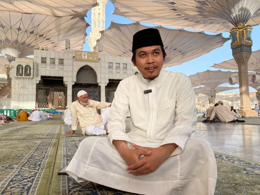 Warga Indonesia Dzakwan Aisy Fajar Azhari yang menjadi penerjemah khutbah Sholat Jumat di Masjid Nabawi, Madinah, Arab Saudi saat ditemui di Masjid Nabawi, Sabtu (1/6/2024).