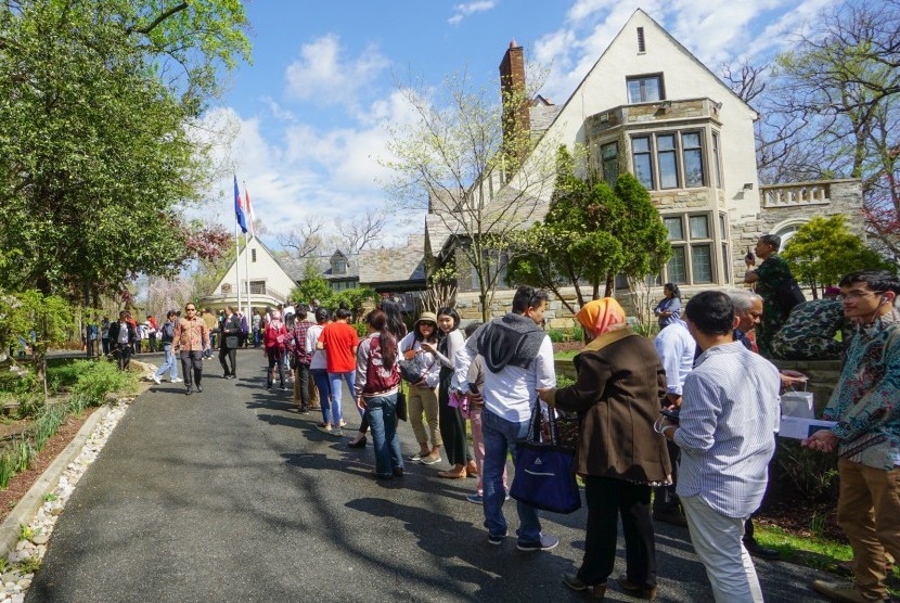 Warga Indonesia mengantre untuk mengikutii Pemilu 2019 di Kedutaan Besar RI di Washington DC, Amerika Serikat, 13 April 2019.