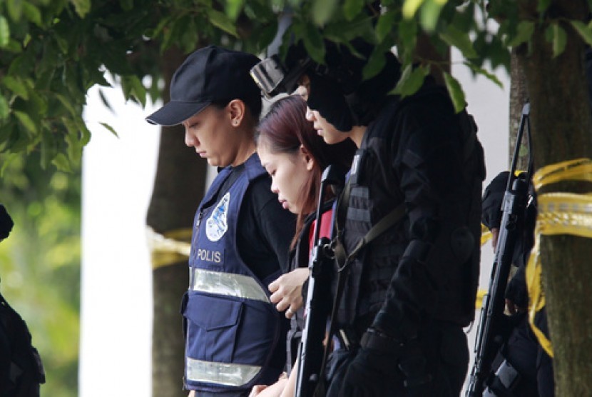 Warga Indonesia Siti Aisyah (tengah) dengan dikawal polisi keluar dari Pengadilan Sepang di Sepang, Malaysia, Rabu (1/3). Bersama perempuan Vietnam, ia diduga membunuh warga Korea Utara Kim Jong-nam.