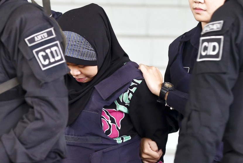 Warga Indonesia terdakwa pembunuhan Kim Jong-nam, Siti Aisyah dengan dikawal polisi meninggalkan pengadilan usai bersaksi di Pengadilan Shah Alam, Malaysia, Selasa (30/1).