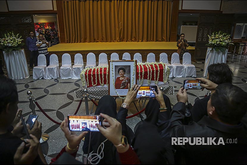 Warga Indonesia yang bermukim di Singapura mendoakan  almarhumah Ibu Ani Yudhoyono, di Kedutaan Besar Indonesia, di Singapura, Sabtu (1/6).