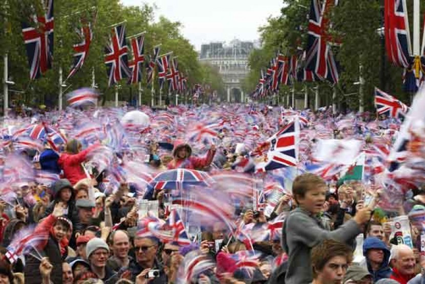 Warga Inggris berkumpul di depan Istana Buckingham Palace,London.