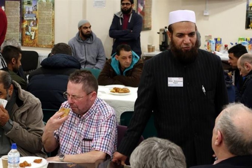 Warga Inggris diundang mengunjungi masjid untuk mengenal lebih dalam mengenai Islam.
