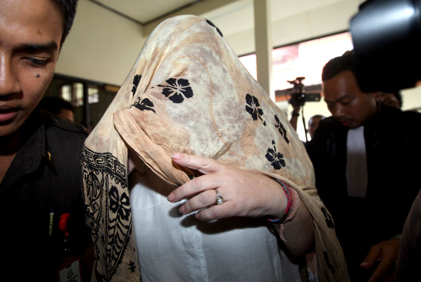   Warga Inggris terdakwa kasus penyelundupan kokain, Lindsay June Sandiford digiring petugas usai mengikuti sidang putusan di Pengadilan Negeri Denpasar, Bali, Selasa (22/1). (AP/Firdia Lisnawati)