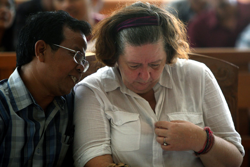  Warga Inggris terdakwa kasus penyelundupan kokain, Lindsay June Sandiford (kanan) dalam sidang di Pengadilan Negeri Denpasar, Bali, Selasa (22/1).  (AP/Firdia Lisnawati)