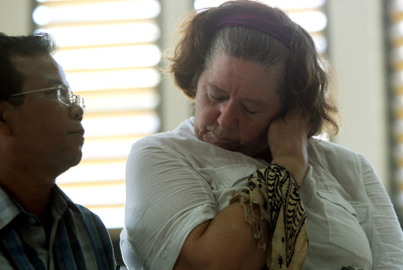  Warga Inggris terdakwa kasus penyelundupan kokain, Lindsay June Sandiford (kanan) dalam sidang di Pengadilan Negeri Denpasar, Bali, Selasa (22/1).  (AP/Firdia Lisnawati)