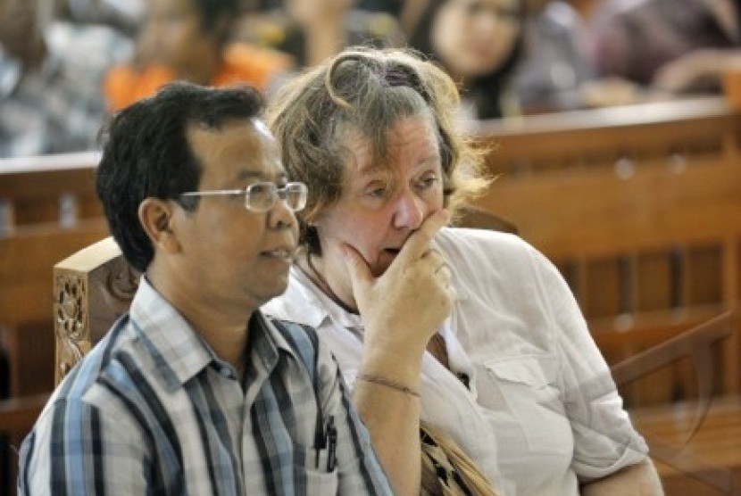  Warga Inggris terdakwa kasus penyelundupan kokain, Lindsay June Sandiford (kanan) mendengar amar putusan hakim dalam sidang di Pengadilan Negeri Denpasar, Bali, Selasa (22/1).