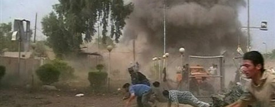 Warga Irak semburat ketika terjadi ledakan bom mobil di markas polisi Hillah.