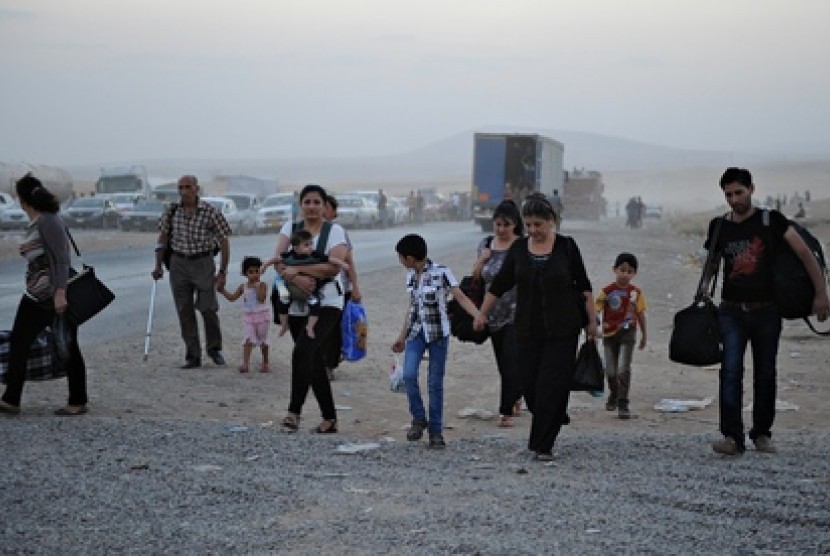 Warga Irak mengungsi setelah Amerika Serikat menyerang militan ISIS di Irak.