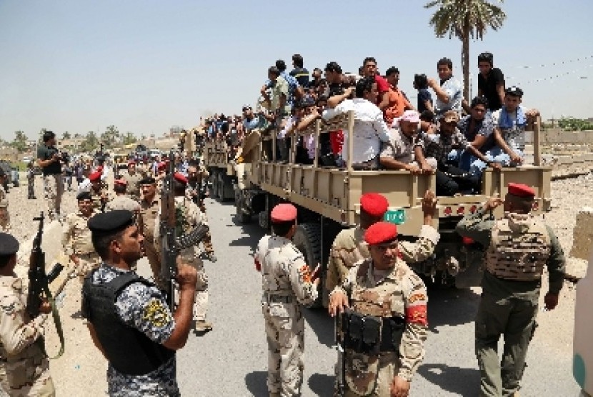 Warga Irak naik truk untuk bergabung dengan militer menyusul semakin meningkatnya krisis di negara itu