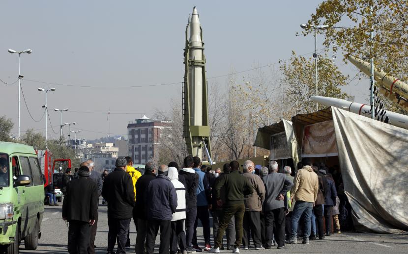 Warga Iran berkumpul di dekat rudal Ghiam yang ditampilkan di Masjid Mosallah pada peringatan kedua serangan rudal Iran ke pangkalan udara militer Ayn al-Asad AS di Irak setelah pembunuhan komandan tinggi Iran Qasem Soleimani, di Teheran, Iran, 07 Januari 2022,