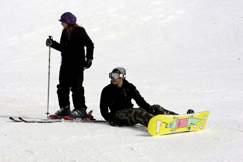 Delapan warga negara asing terjebak dalam longsoran salju di resor ski di Pulau Hokkaido, Jepang, Kamis (30/1) (Foto: ilustrasi wisatawan bermain ski)