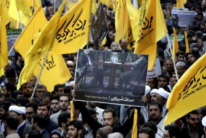 Warga Iran menggelar aksi protes anti-Amerika di Teheran, Iran (4/11).