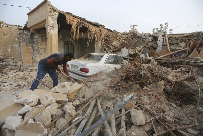  Warga Iran sedang membersihkan puing-puing akibat gempa di Desa Sayeh Khosh Provinsi Hormozgan, Iran, Sabtu (2/7/2022). Pada 16 September 1978 pukul 19.38, gempa bumi terkuat di dunia mengguncang wilayah tenggara Iran.