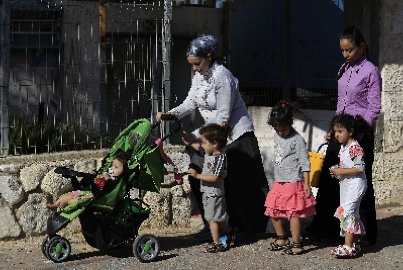 Warga Israel dari Kota Sderot berpindah tempat menghindari tembakan roket.