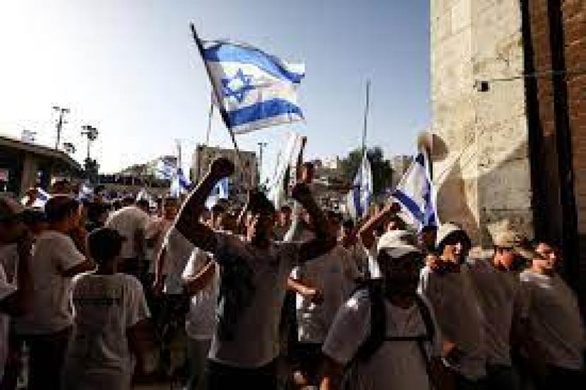 Warga Israel menari dan menyanyi dalam pawai bendera di Gerbang Damaskus Kota Tua Yerusalem, 29 Mei 2022. Yordania Kutuk Pawai Bendera Israel dan Penyerbuan Masjid Al Aqsa.