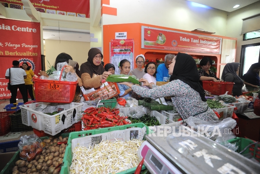 Warga Jakarta berbelanja di Toko Tani Indonesia Pasar Minggu, Jakarta, Ahad (15/10). 