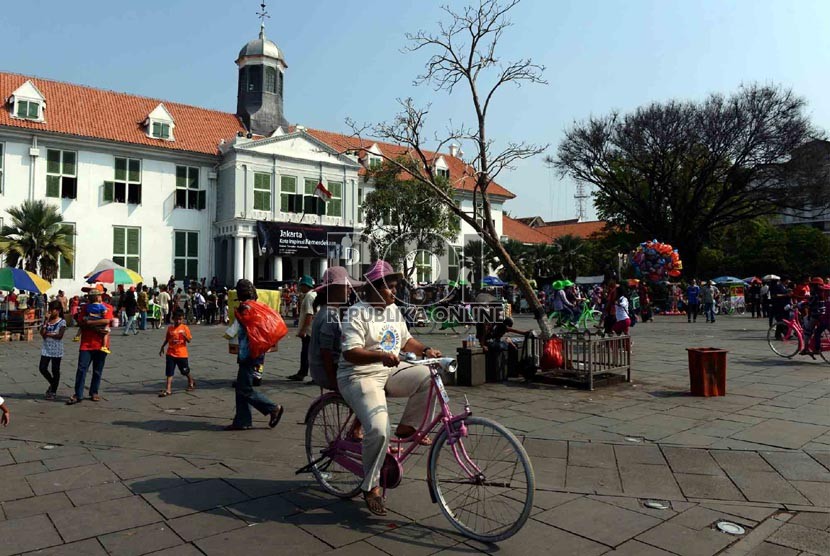  Warga Jakarta memadati halaman Museum Fatahilah saat berlibur lebaran di Kawasan Kota Tua, Jakarta, Sabtu (10/8).   (Republika/Agug Supriyanto)