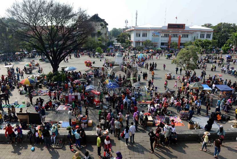  Warga Jakarta memadati halaman Museum Fatahilah saat berlibur lebaran di Kawasan Kota Tua, Jakarta, Sabtu (10/8).   (Republika/Agug Supriyanto)